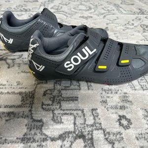 soul cycle cleats. barley used size 11. cleats fit standard cycling pedals.